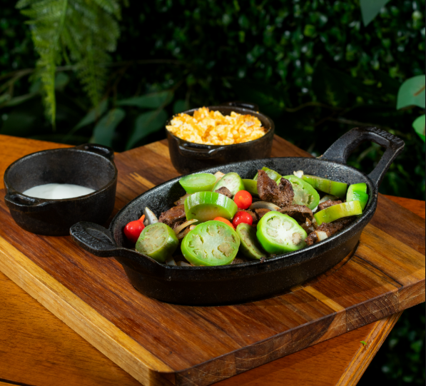 Fígado Acebolado com Jiló